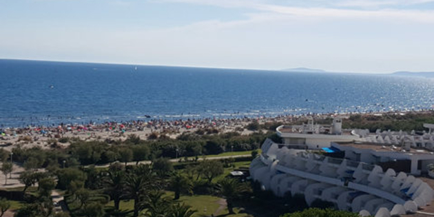 La Grande Motte avec ses plages, ses espaces verts, son architecture unique propose des commerces et des restaurants (® networld-A.Giorgetti)