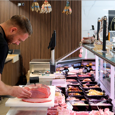 Boucherie Maison Bouron Lattes • Charcuterie, traiteur, épicerie fine • Ici le boucher Mickaël Bouron à la découpe de viande( ® SAAM- fabrice CHORT)