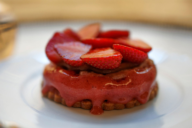 Chez Apolline Montpellier : pâtisserie maison, salon de thé centre-ville. Ici de la glace pâtissière autour de la fraise (® chez Apolline)