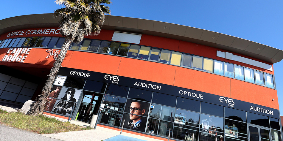 Eyes Optic Castelnau le Lez opticien vend des montures, des solaires, des lentilles et des verres à prix réduits à l'Aube Rouge près de Montpellier. (® SAAM-Fabrice Chort)