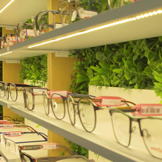 Eyes Optic Castelnau le Lez • opticien castelnau • montures, solaires, lentilles et des verres à prix réduits à l'Aube Rouge près de Montpellier. (® SAAM-Fabrice Chort)