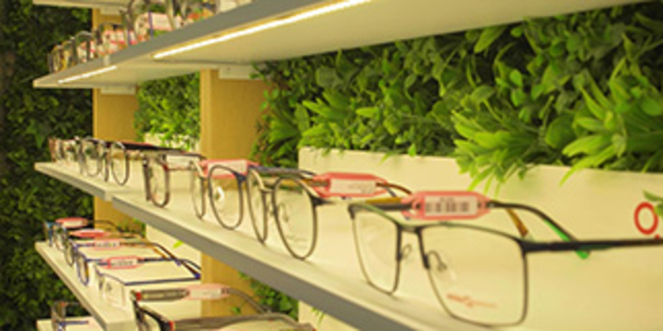 Eyes Optic Castelnau le Lez • opticien castelnau • montures, solaires, lentilles et des verres à prix réduits à l'Aube Rouge près de Montpellier.(® networld-fabrice chort)