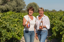 Domaine du Petit Chaumont • Vin de sable de Camargue • les vigneronnes Brigitte et Nathalie (® Domaine du Petit Chaumont-laurent REBELLE)