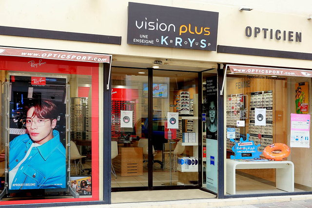 Vision Plus Mauguio est un opticien en centre-ville qui vend des lunettes, des montures, des solaires et des lentilles. Ce magasin d'optique est aussi spécialiste de l'optique du sport.( ® SAAM fabrice Chort)