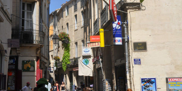 commerces de la rue de l'Aiguillerie au centre-ville de Montpellier.
