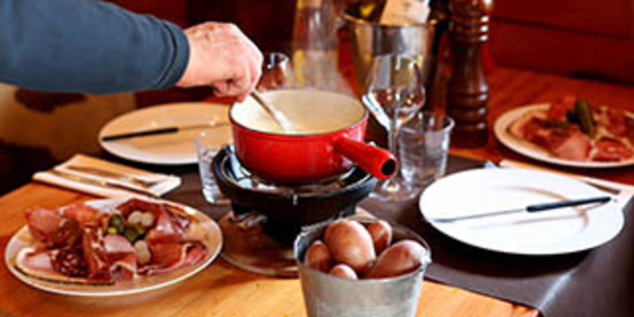 Le Chalet Chamoniard Lattes est un restaurant traditionnel et savoyard avec des fondues, des raclettes, des grillades, salades et autres plats traditionnels (® SAAM-Fabrice Chort)