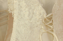 Ivoire et Blanc Mariage Montpellier et un détail de broderie d'une robe de mariée au centre-ville (® NetWorld-Fabrice Chort)