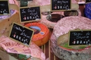 Choix de fromages au lait de chèvre dans la boutique L’Art du Fromage dans le quartier des Beaux Arts au centre-ville de Montpellier