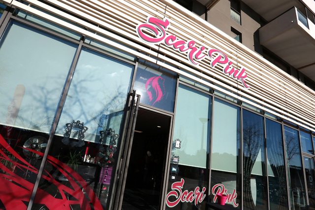Scari Pink Montpellier Salon de coiffure spécialisé dans les coiffures multicolores, la couleur originale des cheveux flashy et métallisée à Port Marianne (® SAAM-fabrice Chort)