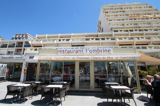 Devanture et terrasse du restaurant L’Ombrine de La Grande Motte
