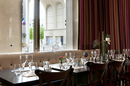 Salle et tables du restaurant La Suite Brasserie-Grill-Cafe au coeur d'Antigone dans la ville de Montpellier (crédits photos: networld S.Boirel)