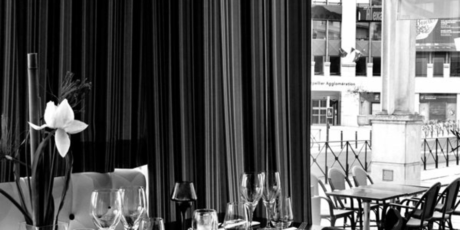 Ambiance et mise de table du restaurant-brasserie La Suite au coeur d'Antigone dans la ville de Montpellier (crédits photos: networld-S.Boirel)
