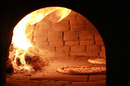 Cuisson des pizzas au feu de bois dans la Pizzeria Sicilia au bas de la rue du Pila Saint Gély au centre-ville de Montpellier (credits photos :EDV-Fabrice Chort)