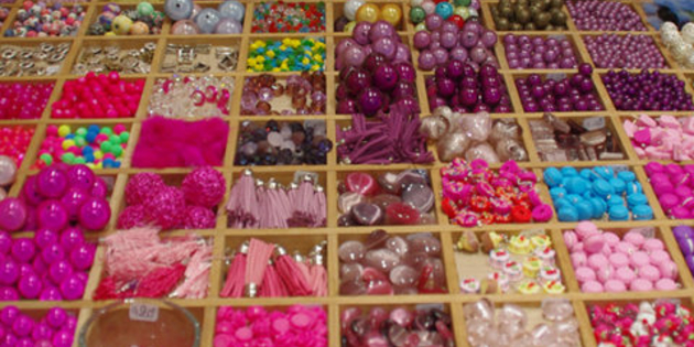 Choix de Perles dans la boutique Perlolita au centre-ville de Montpellier